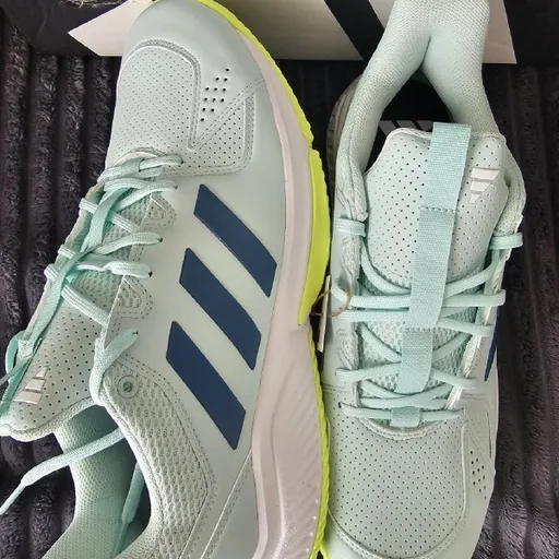 ახალი Adidas-ის კედები