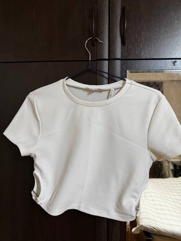 Черное платье, белый топ, дубленка, платья, куртка, комбинезон, кеды, портупея 2