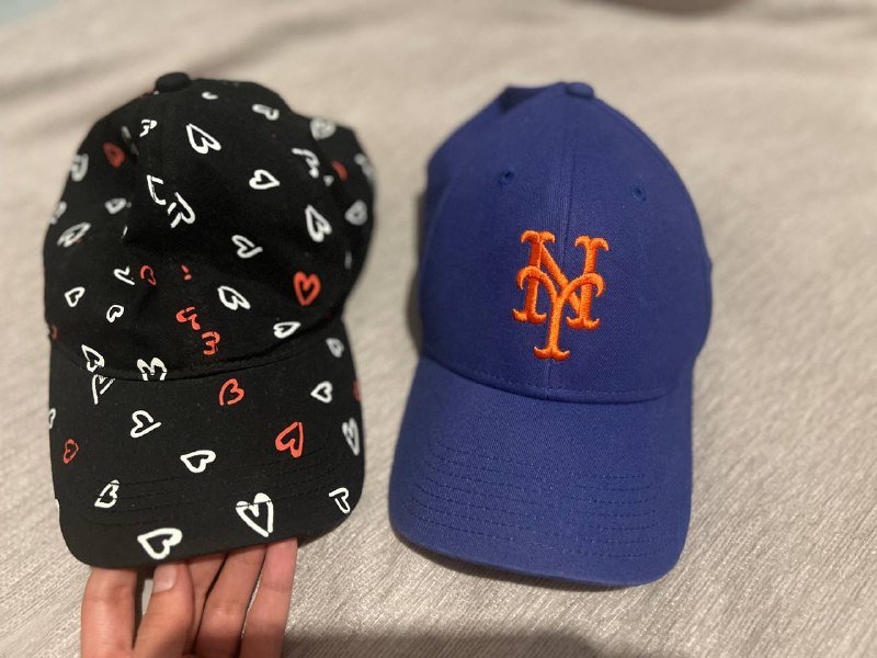 Кепки синяя и черная