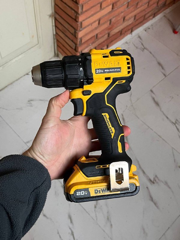 Шуруповерт DeWalt DCD708 с аккумулятором и зарядным устройством 2