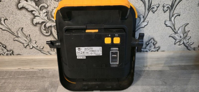 Аккумуляторный прожектор с динамиками 2