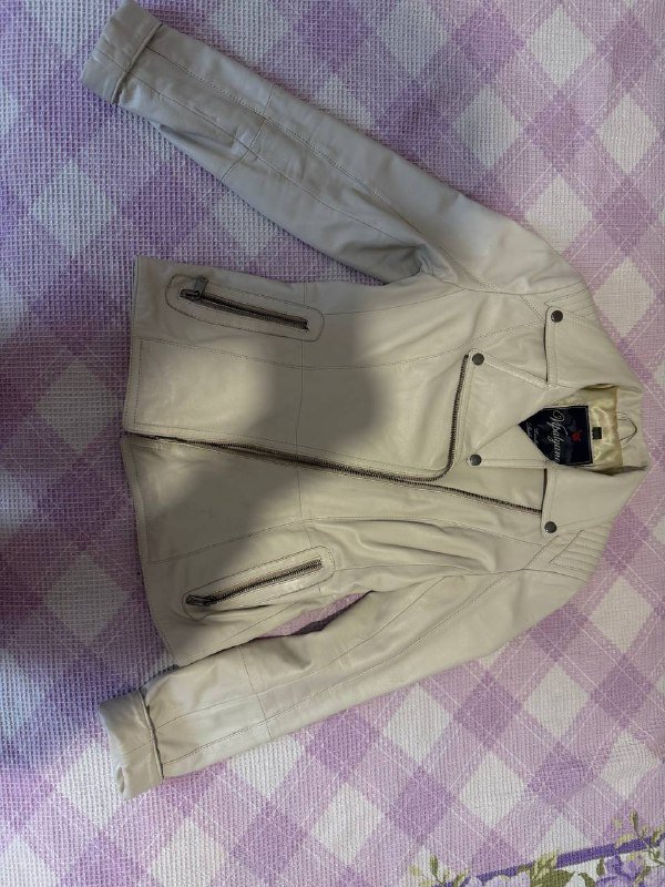 Светлая кожаная куртка