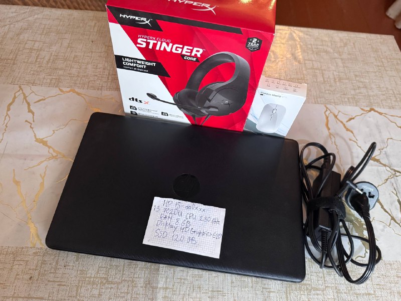 Ноутбук с зарядным устройством, мышью и наушниками HyperX 4