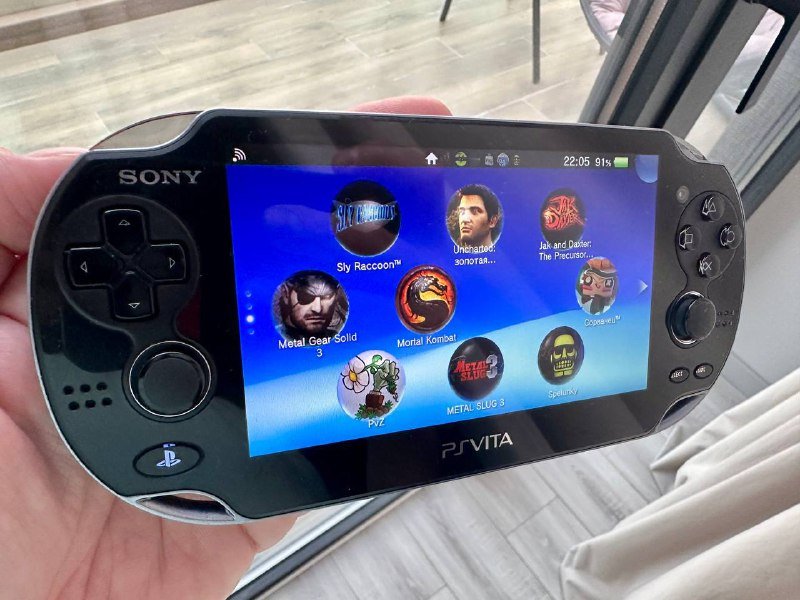 PS VITA 1100 и 2000 с флешками и зарядными 3