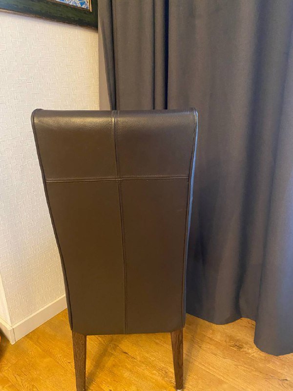 кожаные стулья на деревянных ножках 2