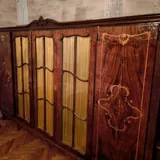 Часы, люстра, столик с зеркалом, шкаф, кровать, тумба, вазы, чашки 5