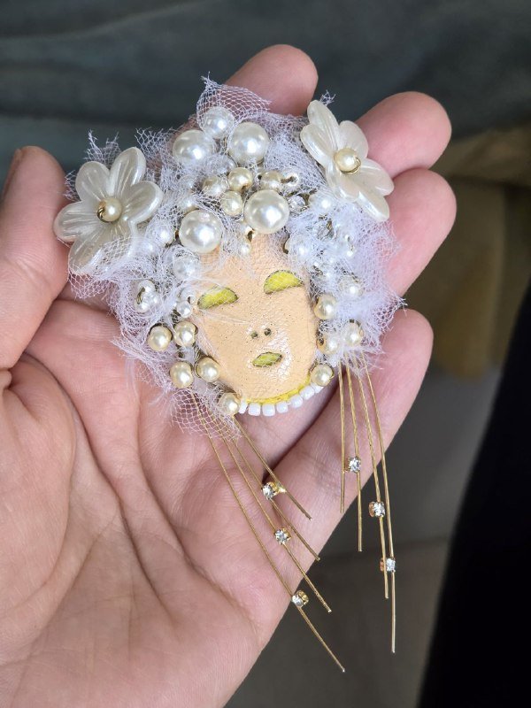 Ободок, серьги, броши, краски, платье, куртки