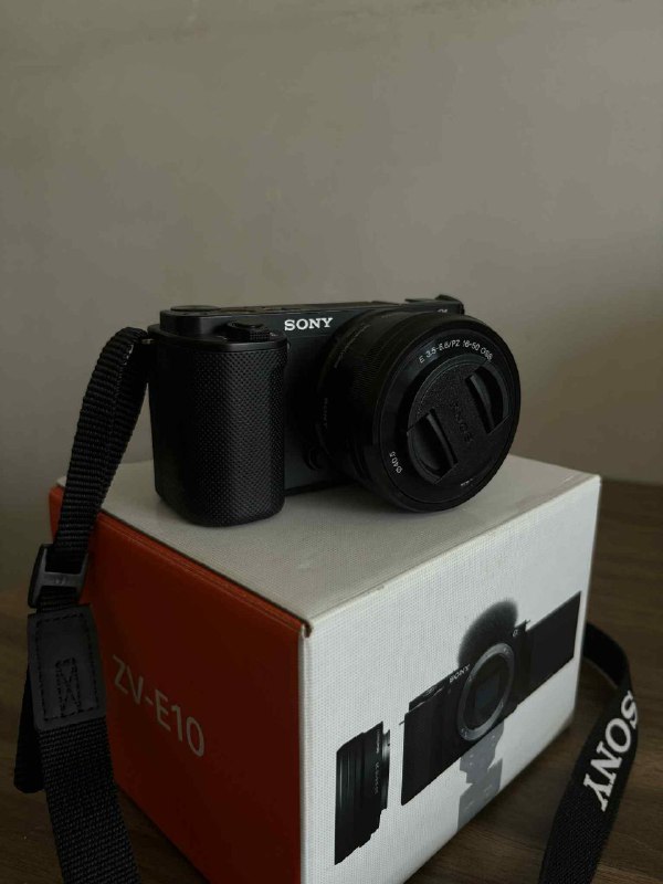 ZV-E10 Mirrorless Camera with 16-50mm Lens, 64GB card, bag 2
