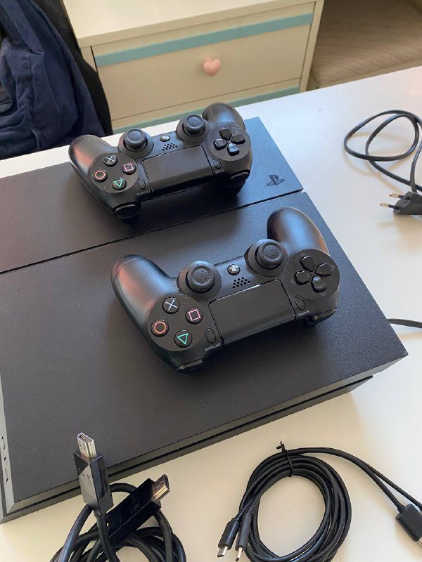 PS4 PlayStation 4 Slim 1TB, 2 геймпада