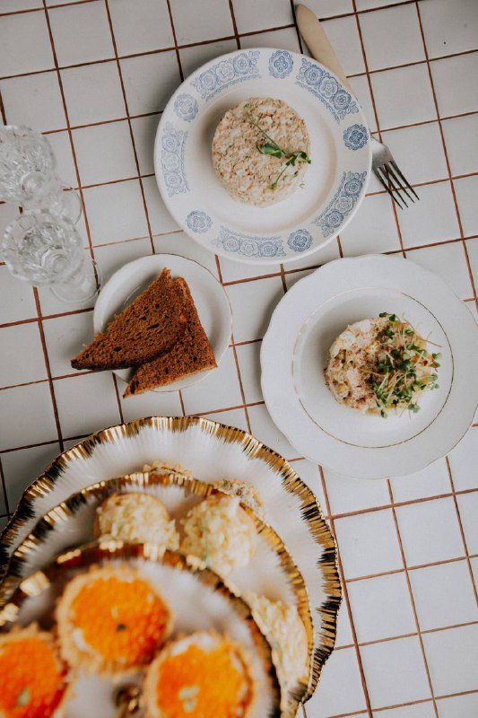 Русская кухня в Welcome Drink: оливье, крабовый салат, сайра 2