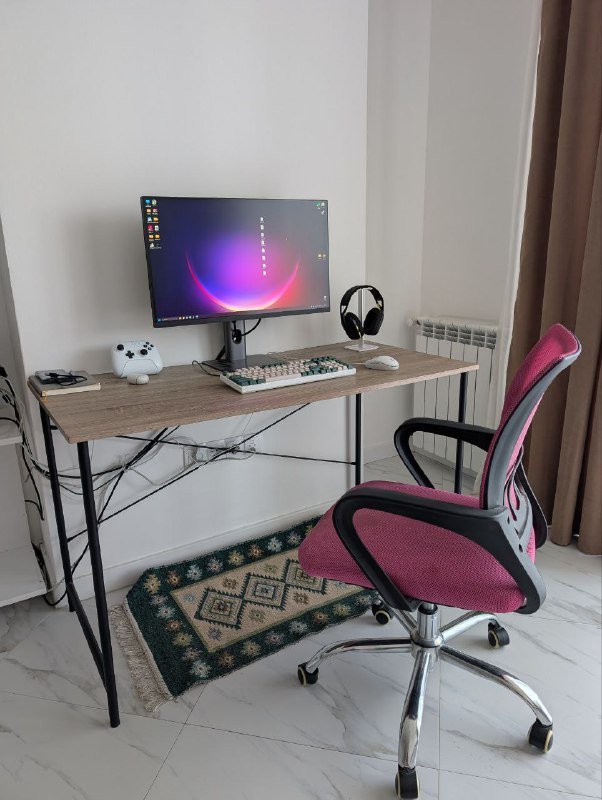 Стол, телевизор Hisense, компьютерный стол, стул, powerbank, мышь Xiaomi 3