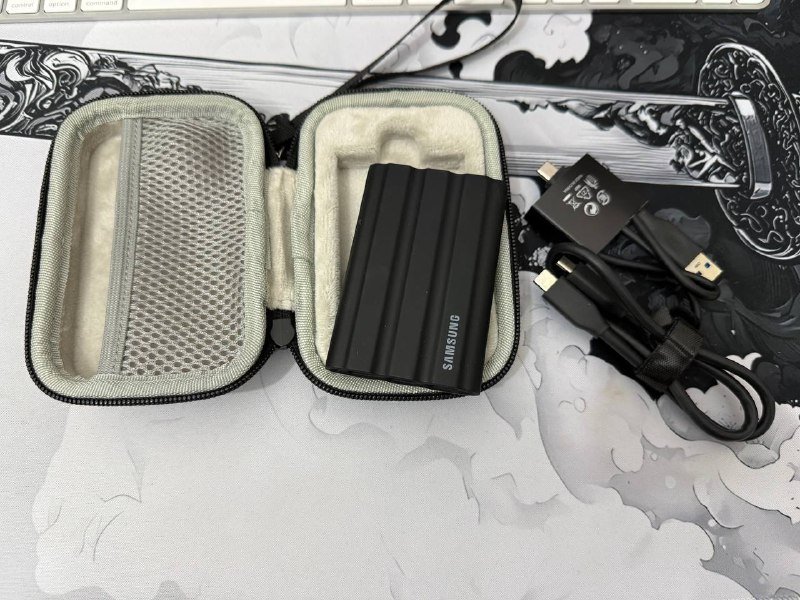 Жесткий диск Samsung Portable SSD T7 Shield 4TB с кейсом