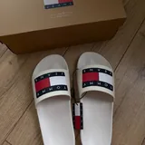 Чёрные вьетнамки, белые и тёмно-синие шлёпанцы Tommy Jeans 6