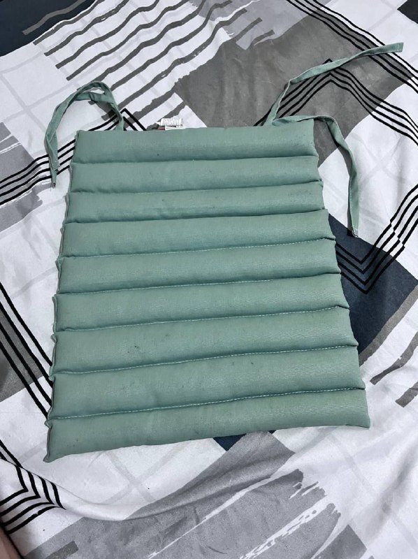 Мужская одежда: джинсы Levi's, шорты Lacoste, свитер Colin's, кофта Karra, спортивный костюм New Balance 8