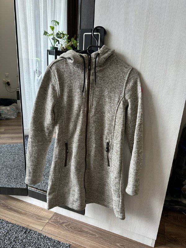 Фирменная кофта на флисе размер S