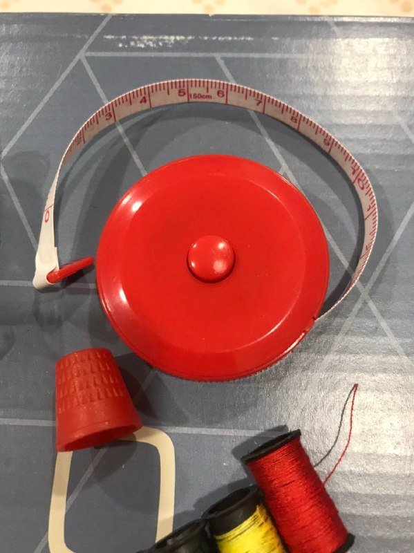 Нитки, иголки, ножницы, сантиметр, напальчник, пуговицы, спицы, нитки для вязания