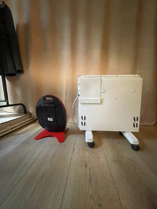 Пара электрических обогревателей KaiMeiDi и Scarlett 4