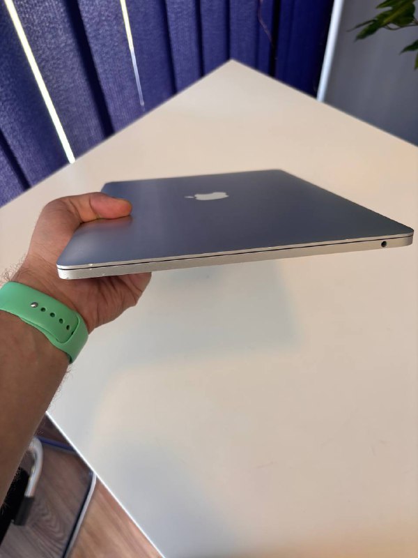 MacBook Pro 2017 i5 8GB 256GB 4