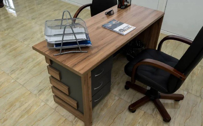 Офисный стол и кресло 3