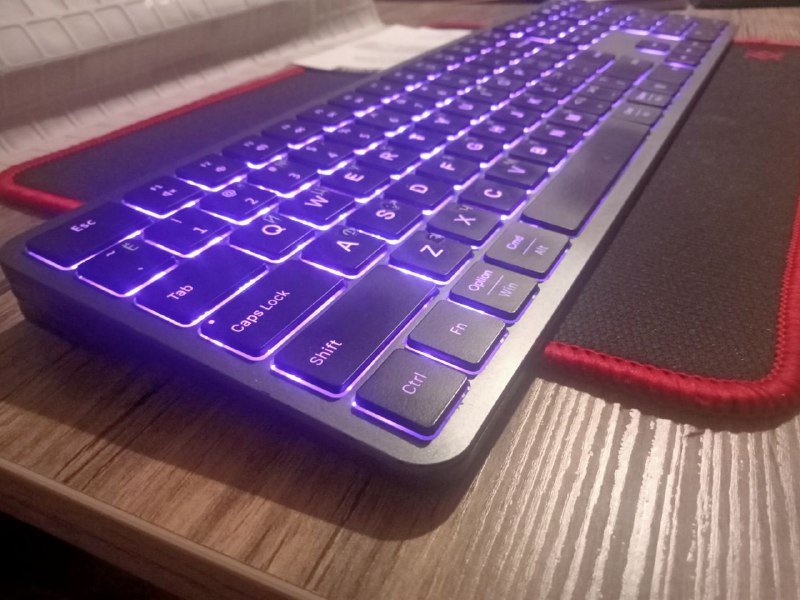 Беспроводная Bluetooth-клавиатура с подсветкой и мультиподключением