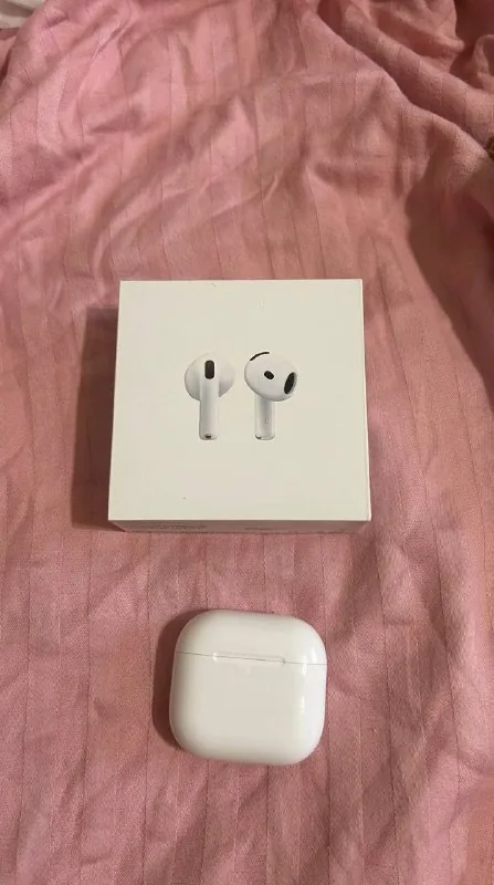Apple AirPods 4, левый наушник и зарядный кейс