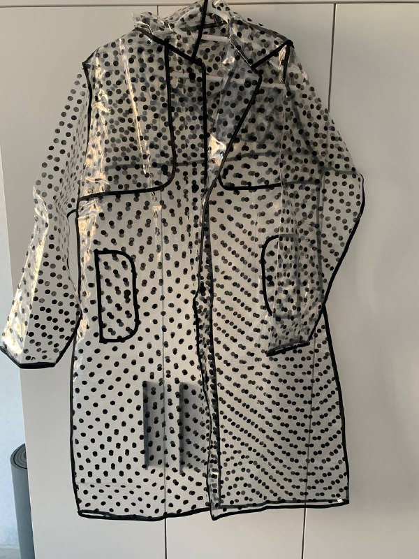Кроссовки Oysho, сумка Tommy Hilfiger, рубашка USPA, платья USPA, Levi’s, Zara, костюм Zara, халат, дождевик, сумка-шоппер, куртка для собаки, небулайзер 10