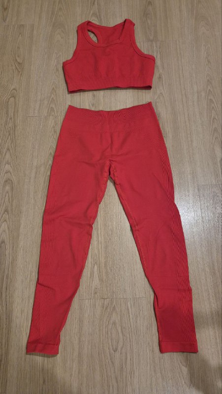 Фиолетовые леггинсы Calzedonia, белые леггинсы Yosho, красный костюм для йоги 3