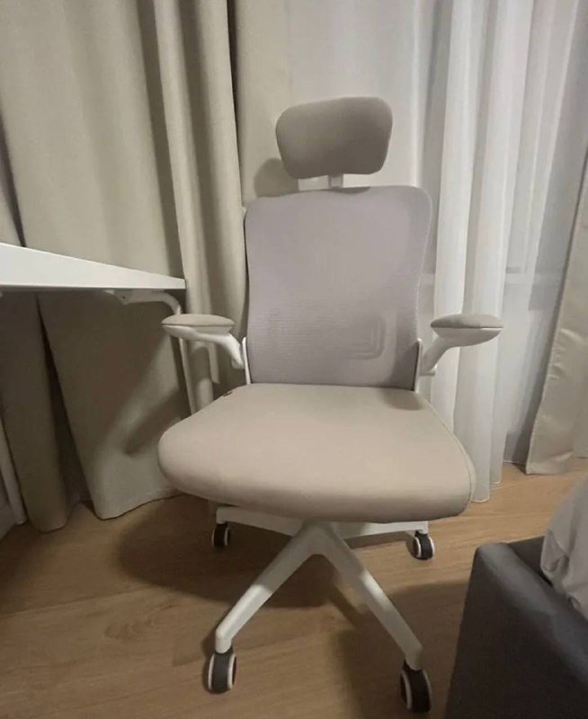 Кресло и стол для работы за компьютером