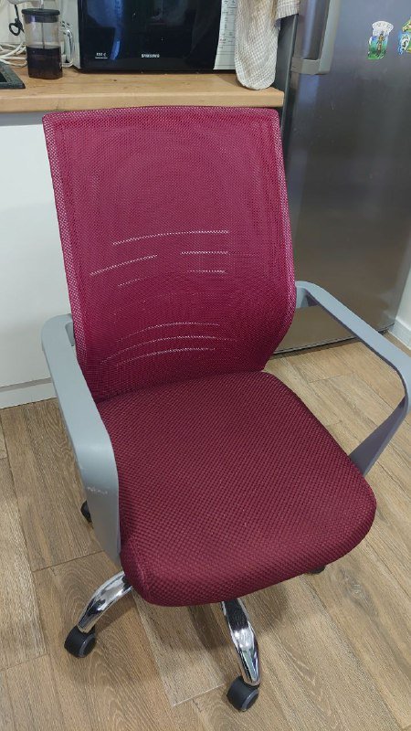 Компьютерный стол Domino, Компьютерный стол Jusk Gamer, Черное кресло, Бордовое кресло 4