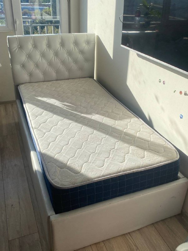 Кровать с матрасом