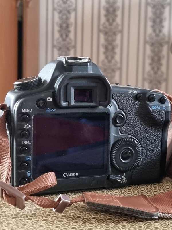 Полнокадровая фотокамера Canon 5d Mark II с объективом 50/1.8 и аксессуарами 2