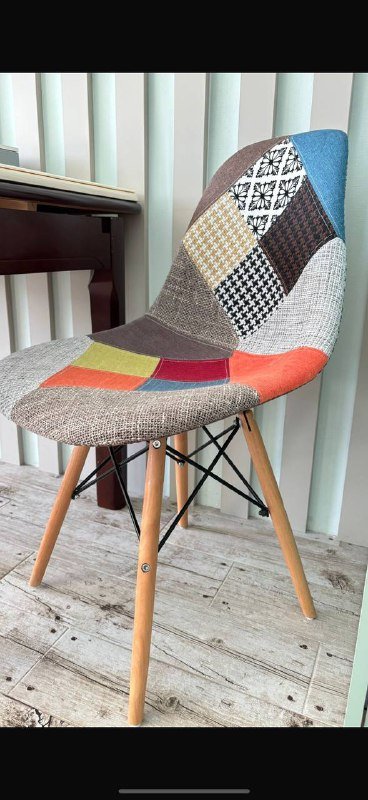 Стул с разноцветной обивкой