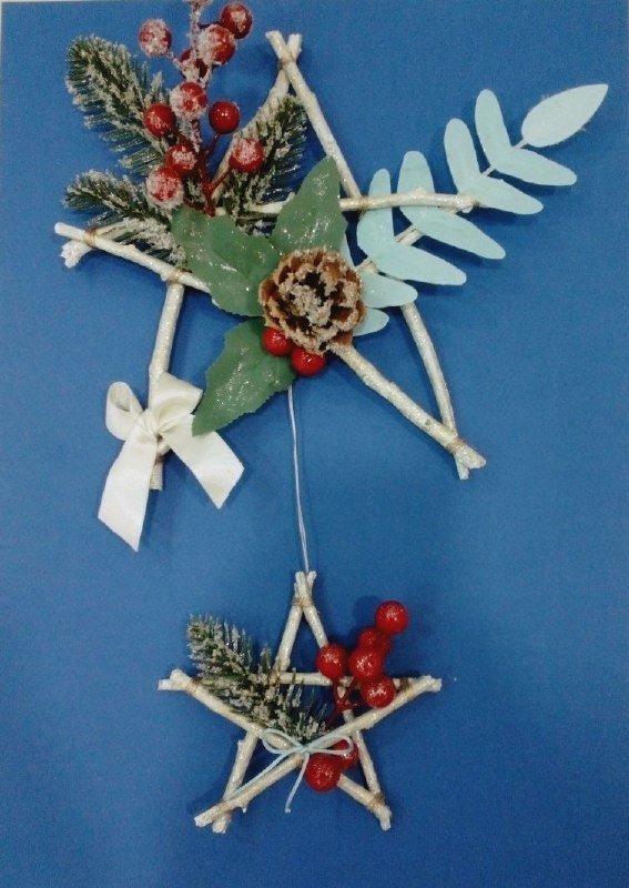 Новогодние звёзды из веточек хурмы, шишками и блёстками