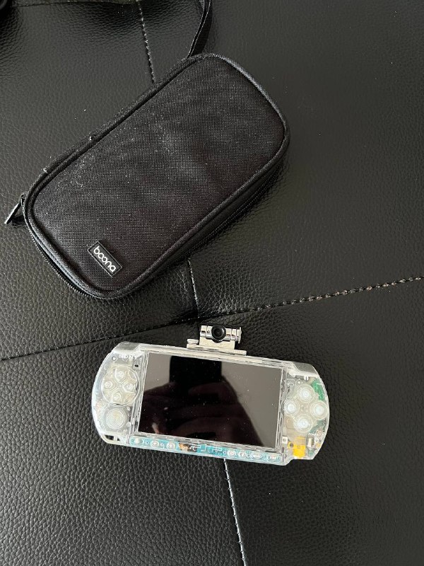 PSP в прозрачном корпусе с камерой, флешкой и зарядкой