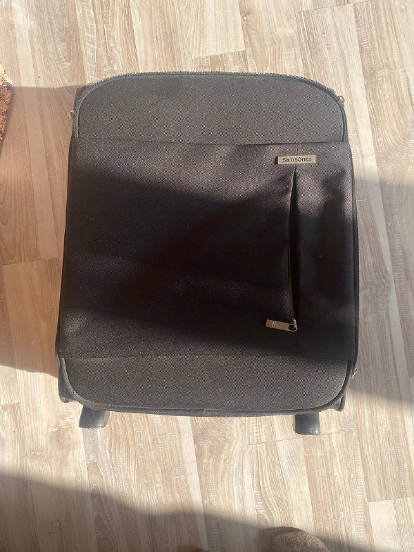 Черный чемодан Samsonite, белый чемодан IT 4
