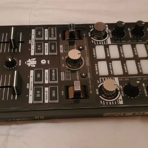 DJ-контроллер Reloop Mix Tour Pro с Decksaver