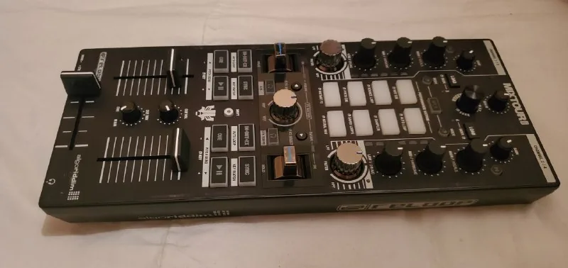 DJ-контроллер Reloop Mix Tour Pro с Decksaver 1