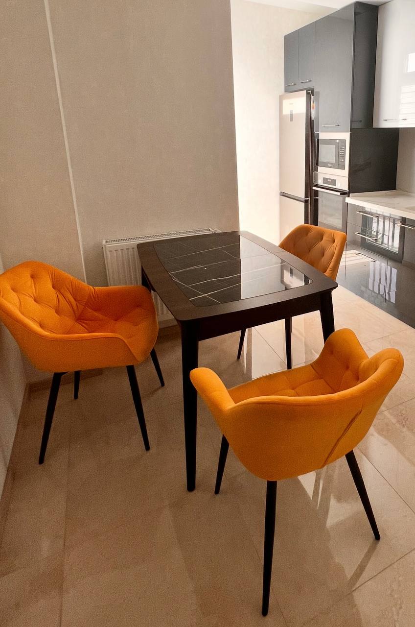 Стол и стулья-кресла