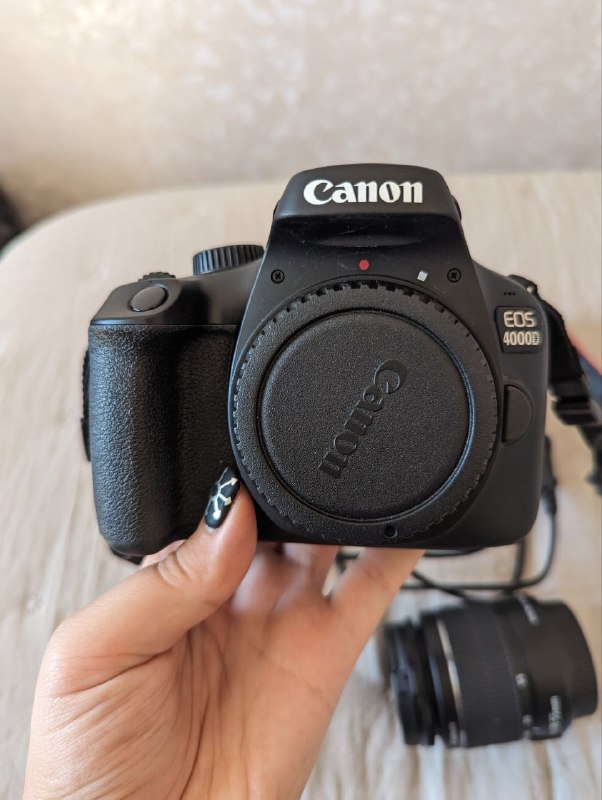 Зеркальный фотоаппарат Canon EOS 4000D с объективом 2