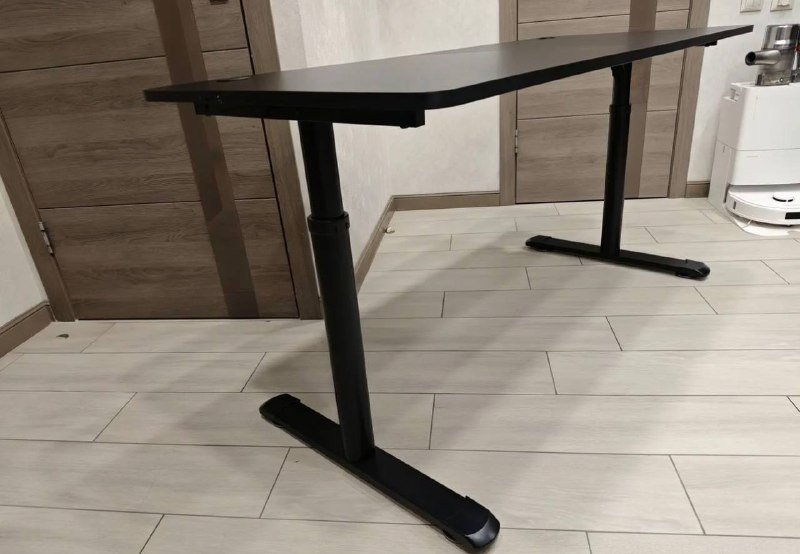 Чёрный компьютерный стол с регулируемой высотой