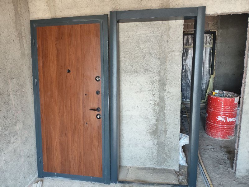 Входная дверь крепкая с двумя замками