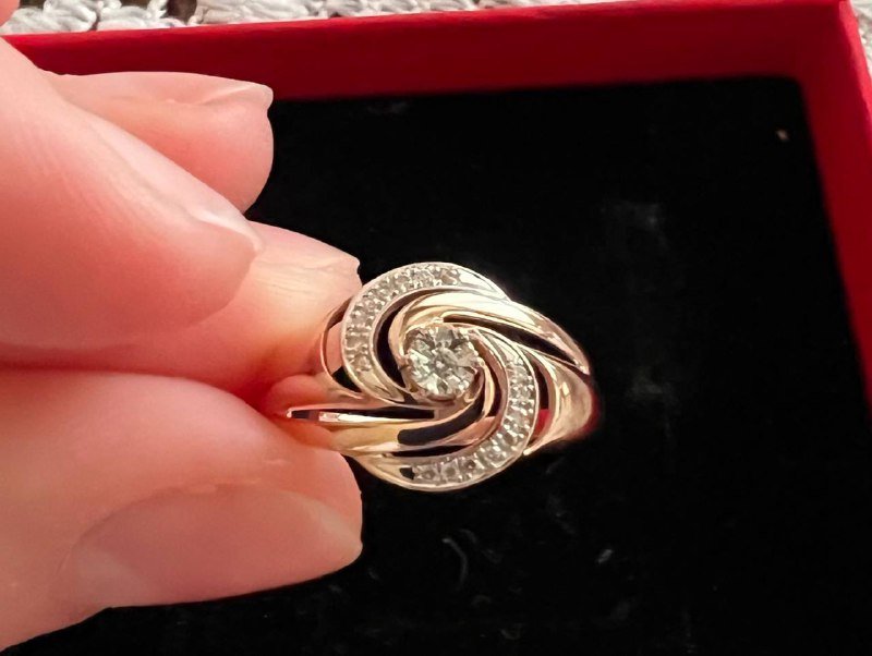 Золотое кольцо с бриллиантами