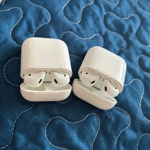 AirPods первого поколения, две пары