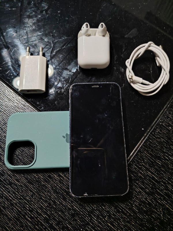 IPhone 12 mini с оригинальными наушниками 2