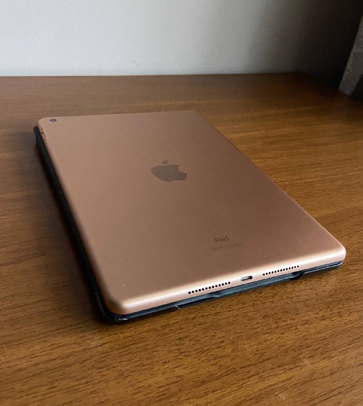 iPad 8 10.2" 32GB Gold с чехлом и зарядкой 3