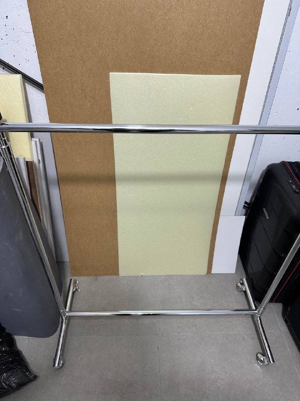 Металлическая вешалка