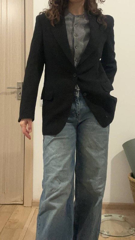 пальто S-M, кардиган zara M, пиджаки черный и коричневый, свитшот винтажный, кроссовки strobbs 37,5, сумка красная, вязаная сумка, поясная сумка черная, рюкзак бежевый 3