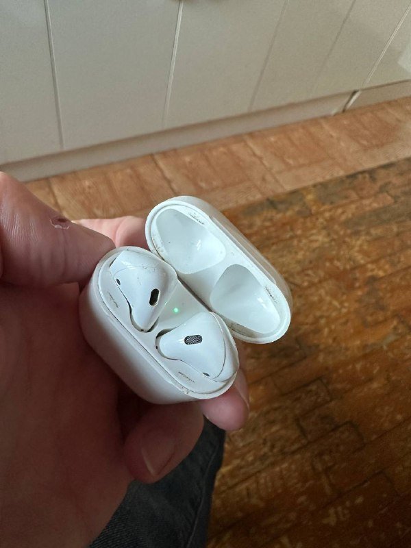 Apple AirPods 2, MiBand 9 4