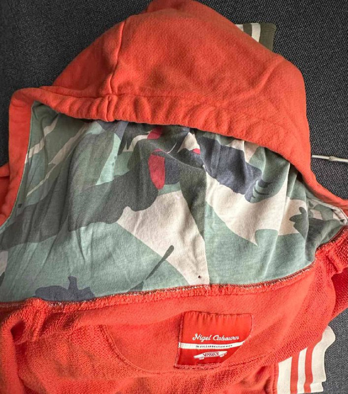 Hoody Vans Vault x Nigel Cabourn, Кеды CLOSED, Пальто Zara, Мужские туфли CELIO, Женские туфли Dona Carolina, Брюки Zara, Плащ Benetton 8