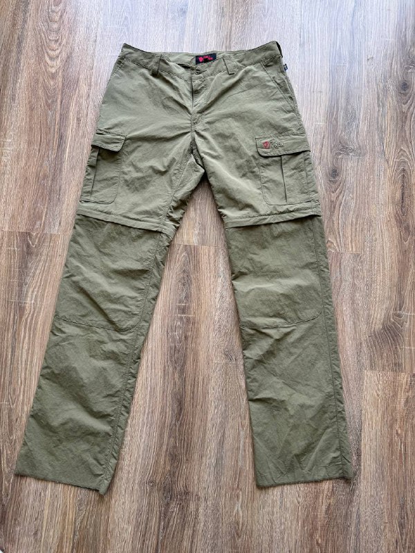 Adidas Samoa, Fjällräven Kånken, Napapijrie hoodie, Levi’s jeans, Vans jacket, Daily Paper sweatshirt, Nike pants, Napapijri anorak, Champion sweatpants 2
